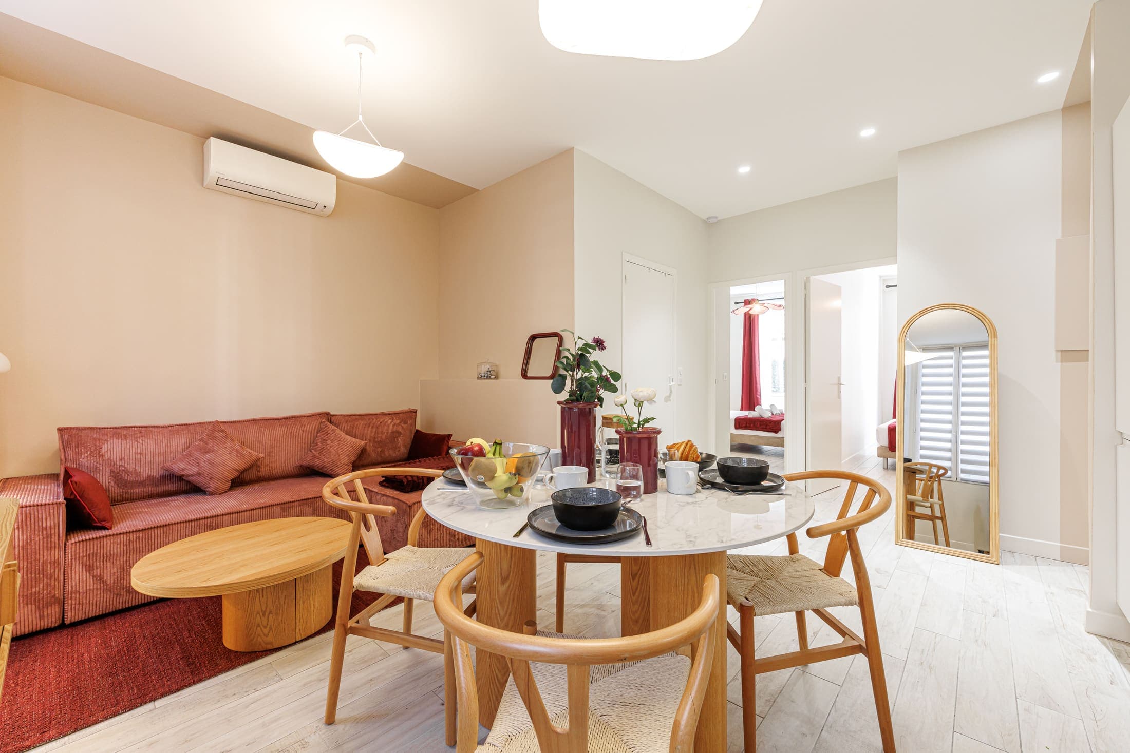 Salon orange et bois d'un appartement premium préparé pour la location courte durée
